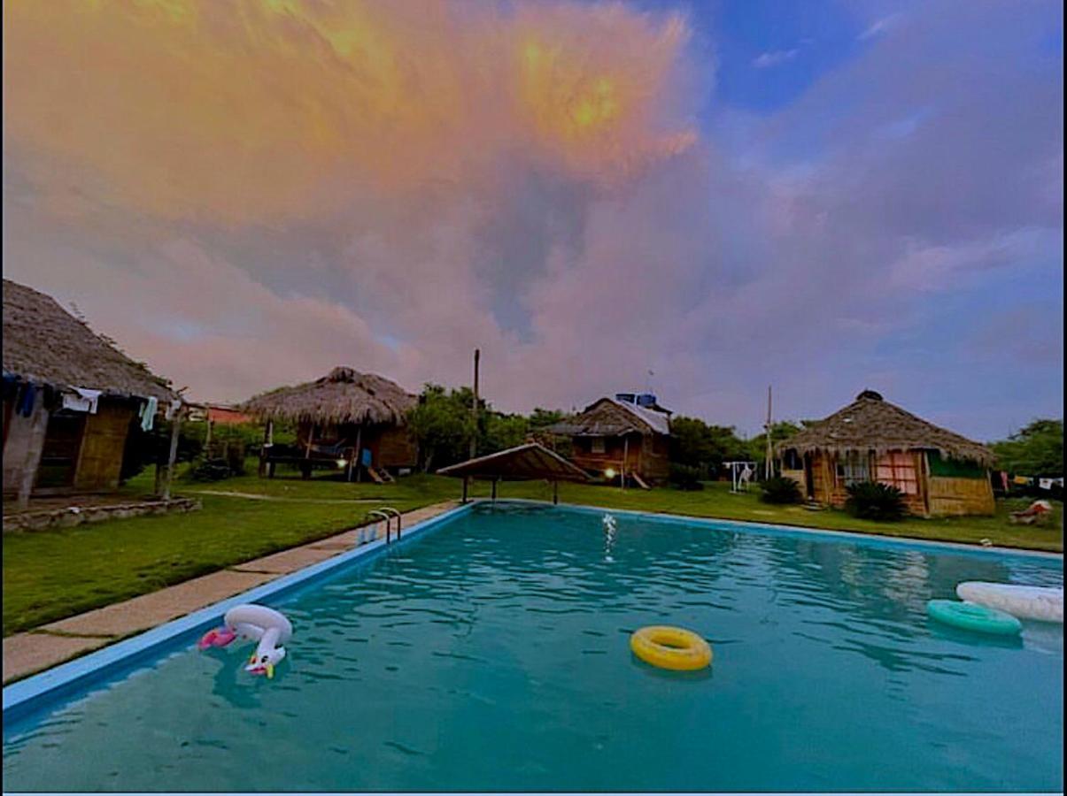 Kamala Surf & Backpacker Hostel มอนตาญิตาร์ ภายนอก รูปภาพ