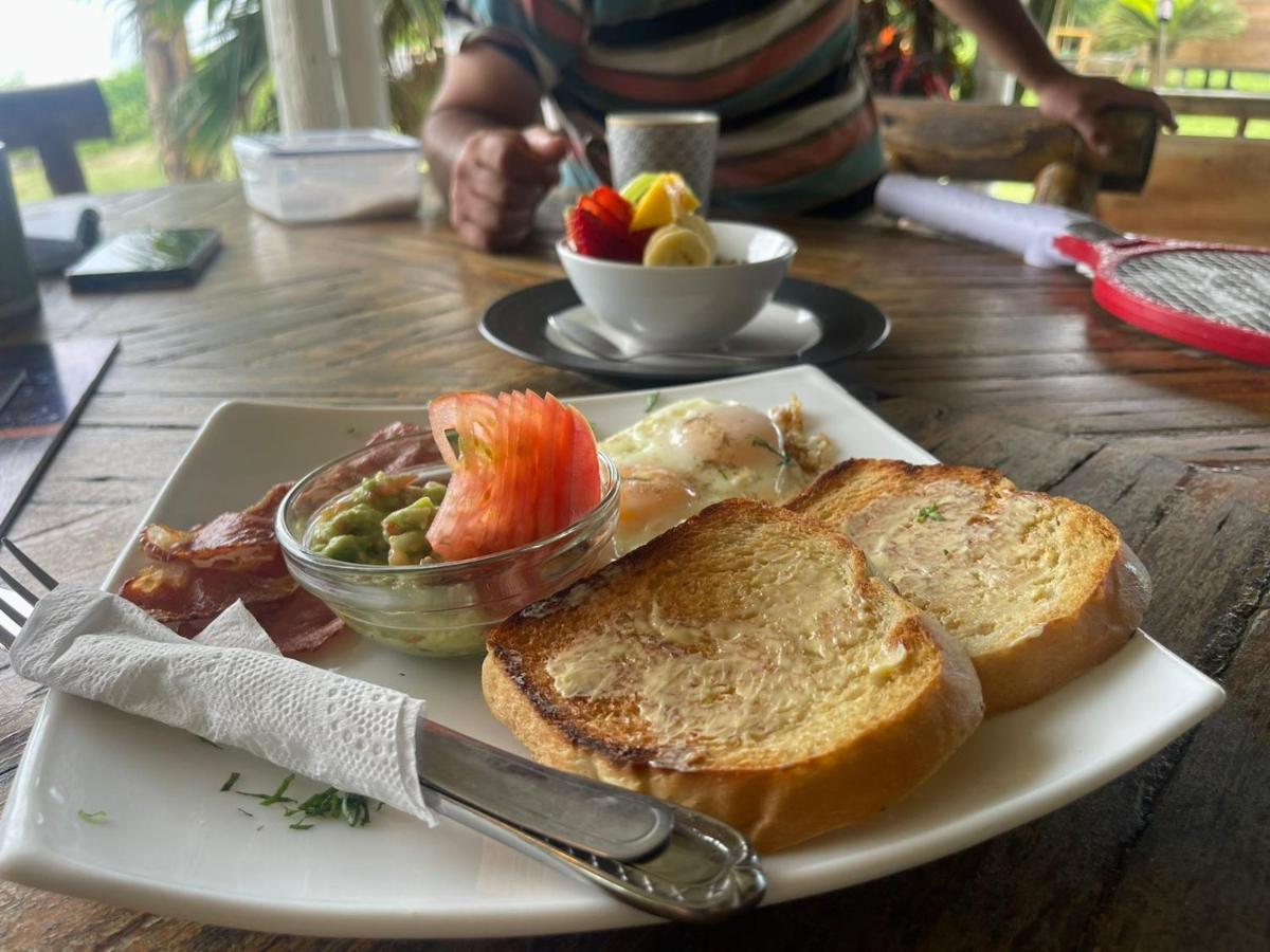 Kamala Surf & Backpacker Hostel มอนตาญิตาร์ ภายนอก รูปภาพ