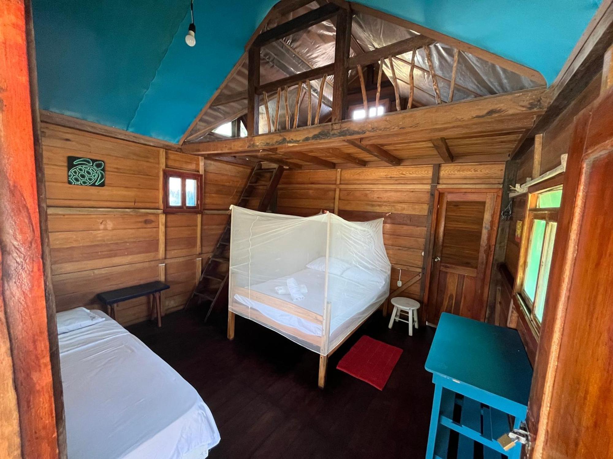 Kamala Surf & Backpacker Hostel มอนตาญิตาร์ ภายนอก รูปภาพ