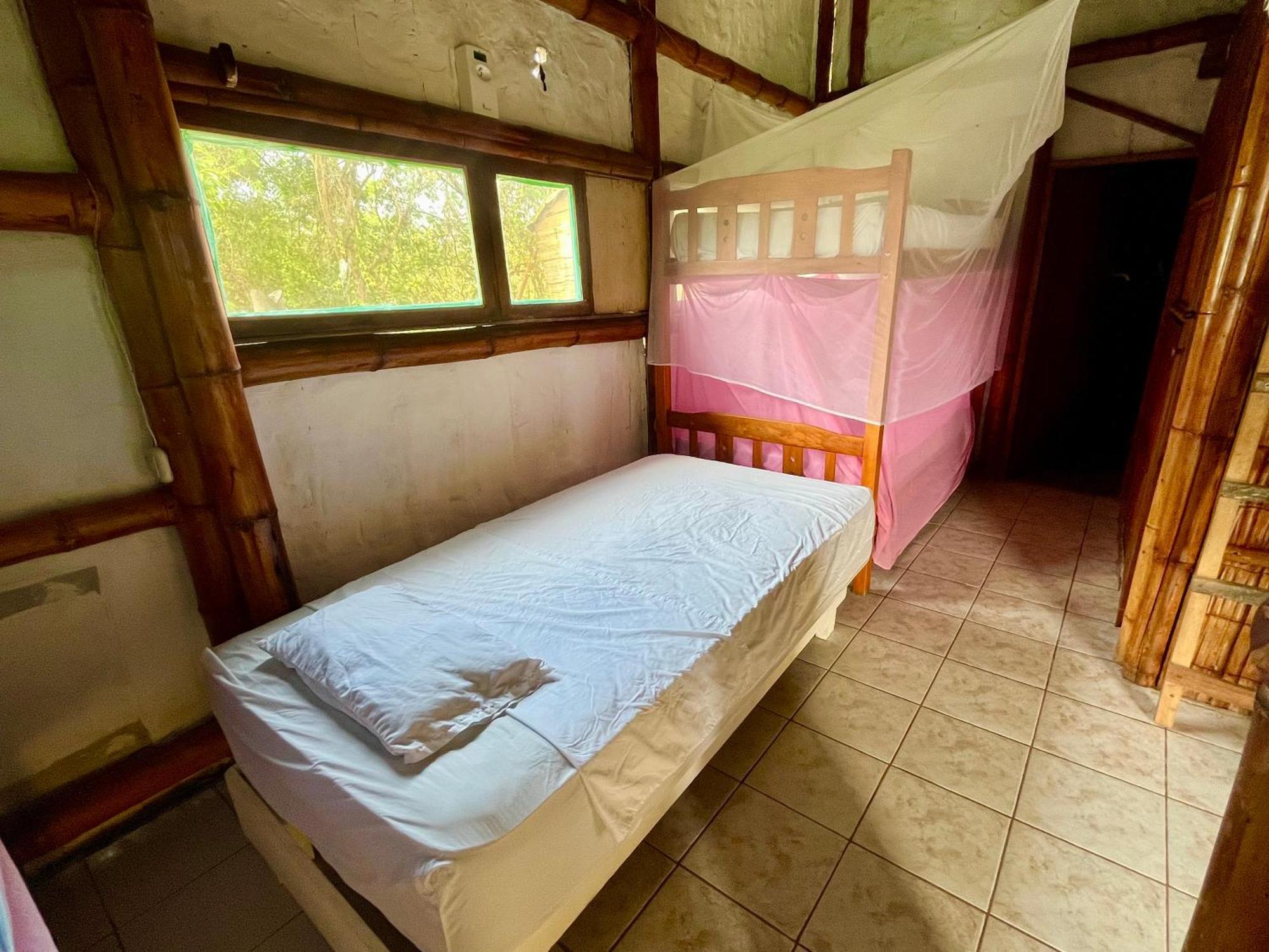 Kamala Surf & Backpacker Hostel มอนตาญิตาร์ ภายนอก รูปภาพ