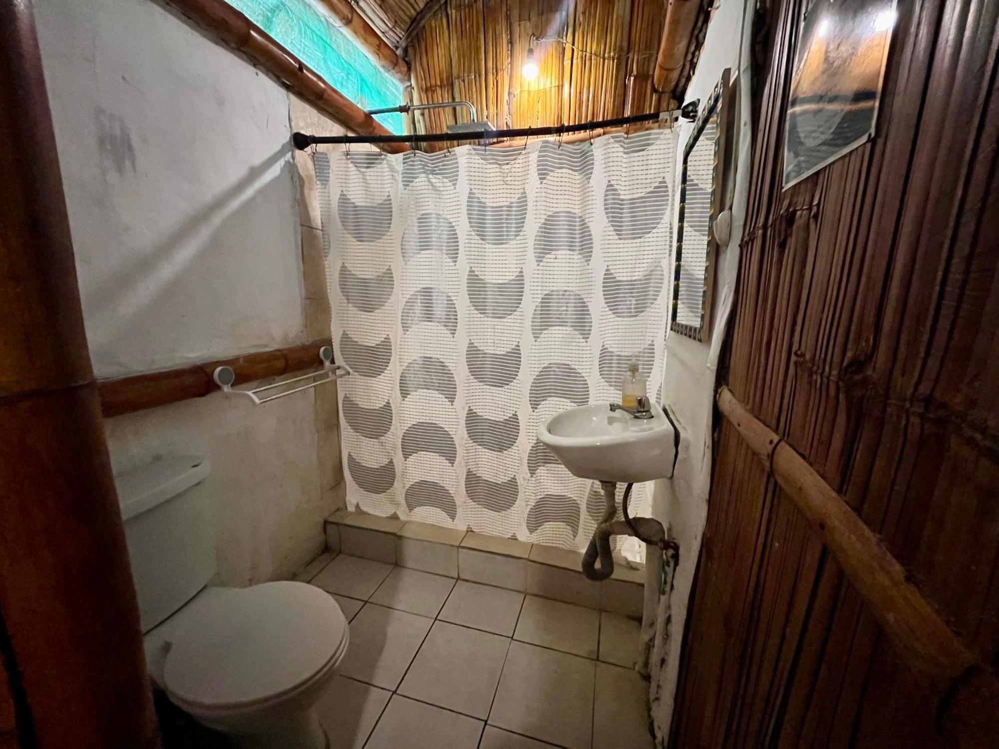 Kamala Surf & Backpacker Hostel มอนตาญิตาร์ ภายนอก รูปภาพ