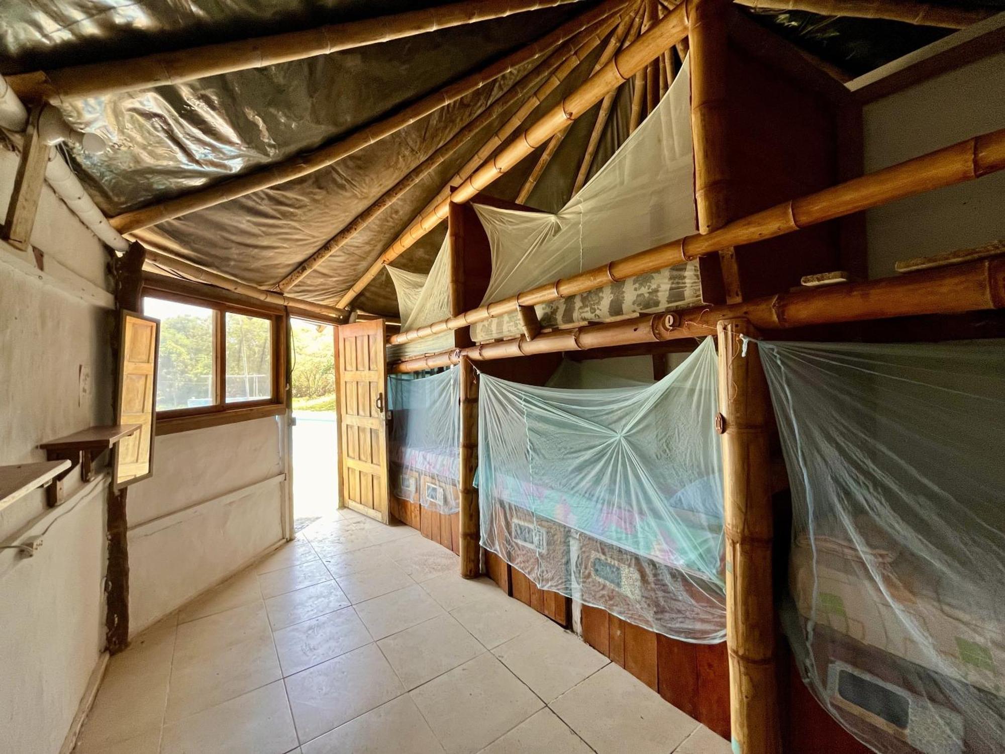 Kamala Surf & Backpacker Hostel มอนตาญิตาร์ ภายนอก รูปภาพ