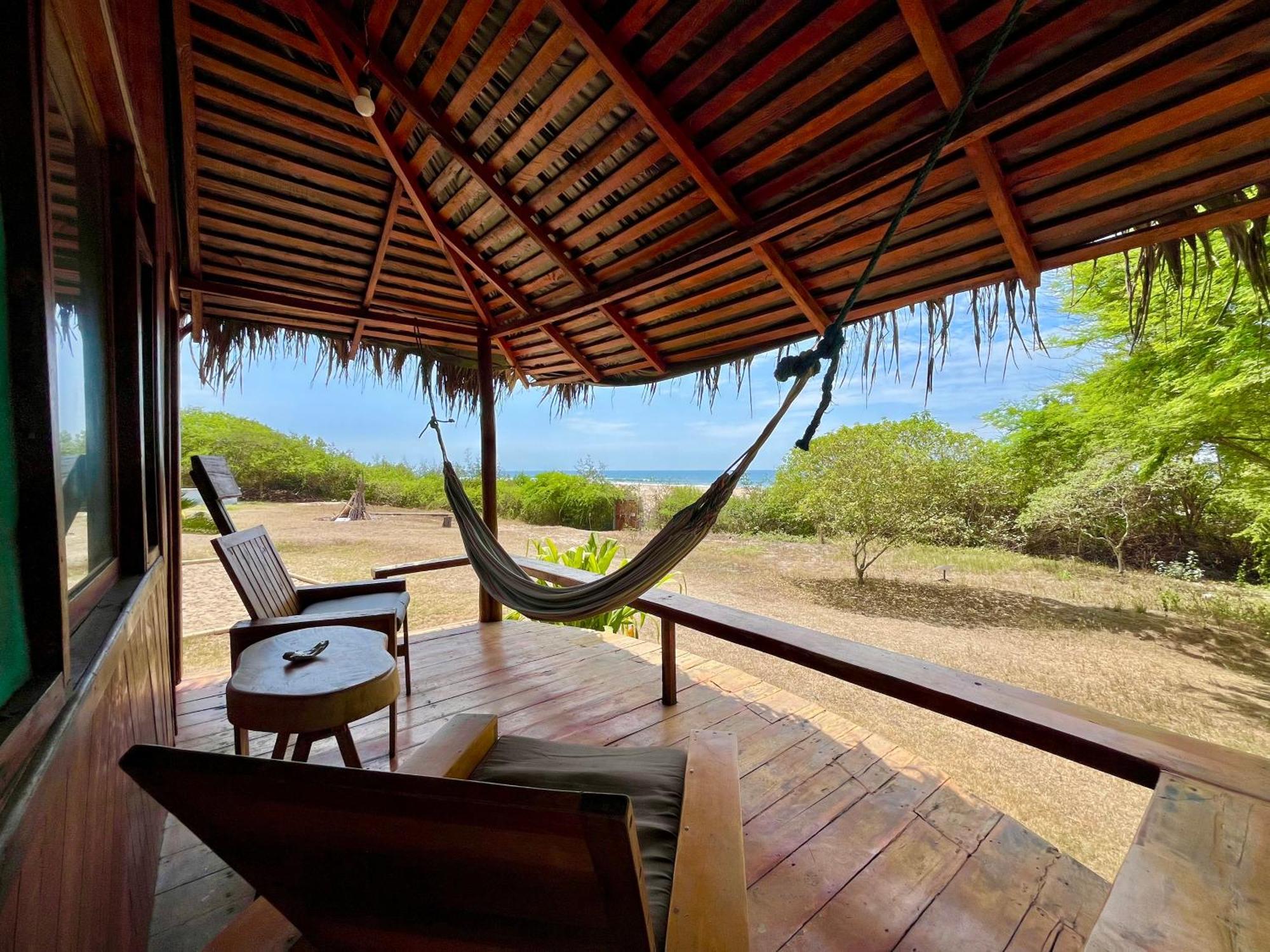 Kamala Surf & Backpacker Hostel มอนตาญิตาร์ ภายนอก รูปภาพ